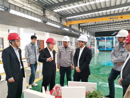 南方水泥黨委副書記、紀(jì)委書記張劍星等領(lǐng)導(dǎo)一行到中材建科元筑ALC板材智能工廠項目參觀考察